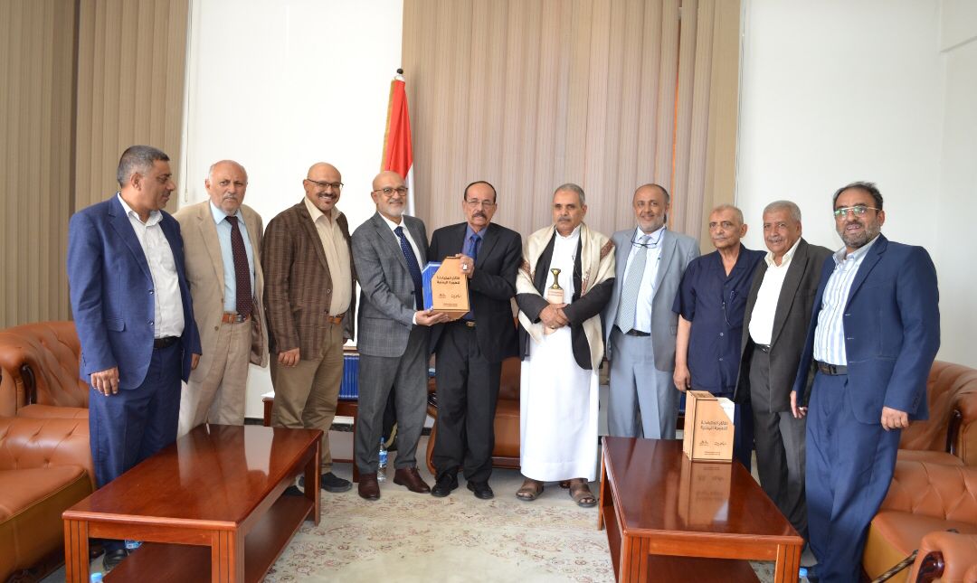 Universal Group- The Chairman of the Shura Council Receives the Study of Yemeni Migration-Reciprocal Impacts